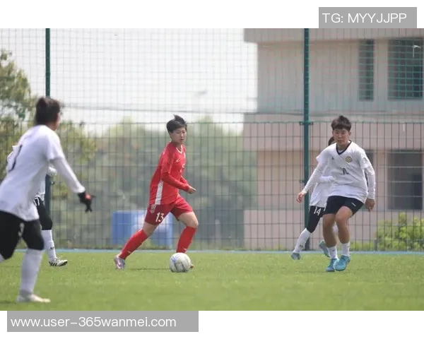 爱好足球的小亮在校园里追逐梦想与友情的成长故事